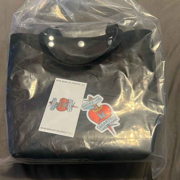 *SOLD* Broke-In Hearted Leather Purse - Picture 2 of 7